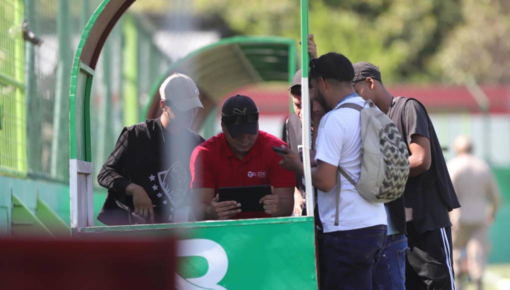 Staff del clásico en el Yankel Rosenthal estaba atento a la transmisión del partido de la Champions.
