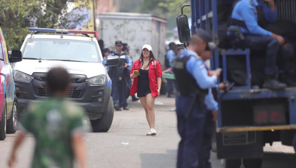 La bella chica que fue captada por el lente de Diario LA PRENSA en las afueras del estadio Yankel Rosenthal.