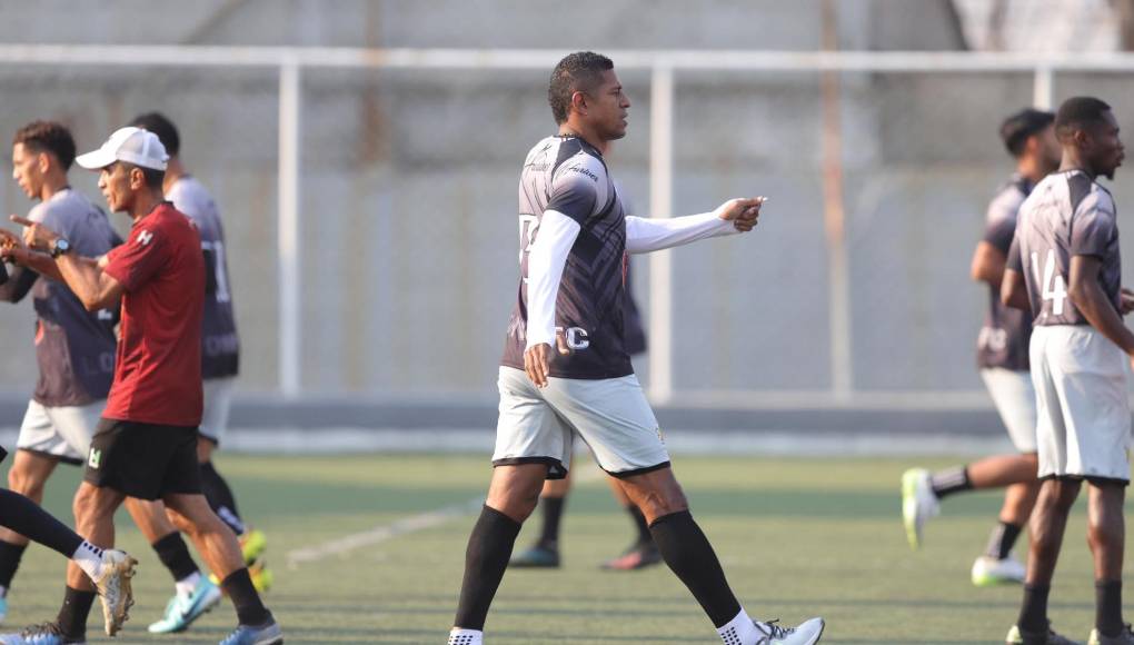Lone FC y Costly entrenan en la cancha sintética ubicada en el sector La Pradera en San Pedro Sula.
