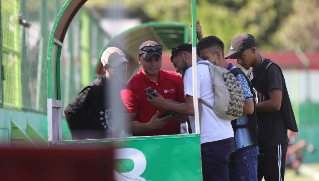 Staff del clásico en el Yankel Rosenthal estaba atento a la transmisión del partido de la Champions.