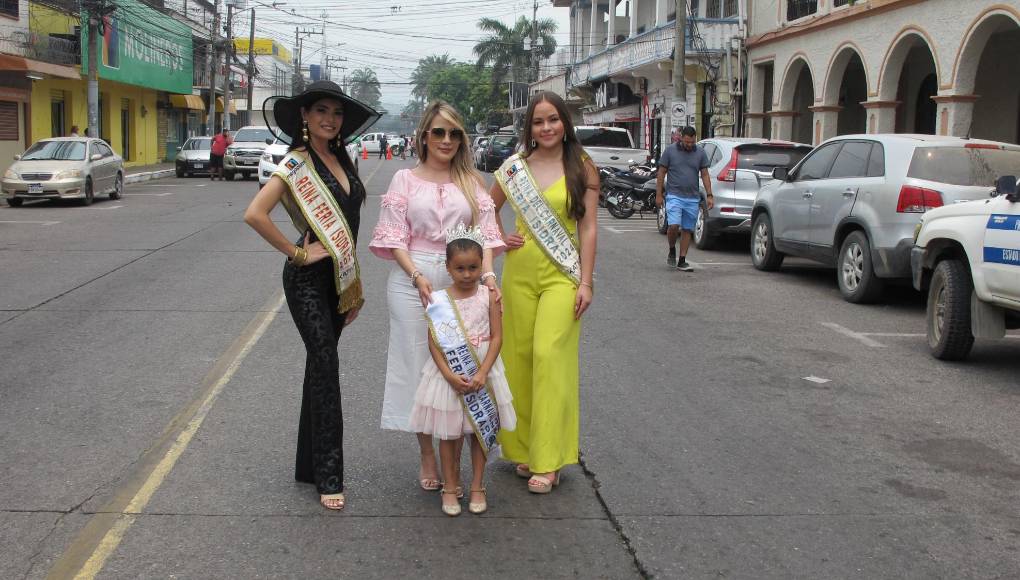 La reina de la Feria Izza Sevilla, Nilia Prado esposa del alcalde Bader Dip, Yanela Zablah reina infantil de la feria y Ashley Pérez, reina dle carnaval. 