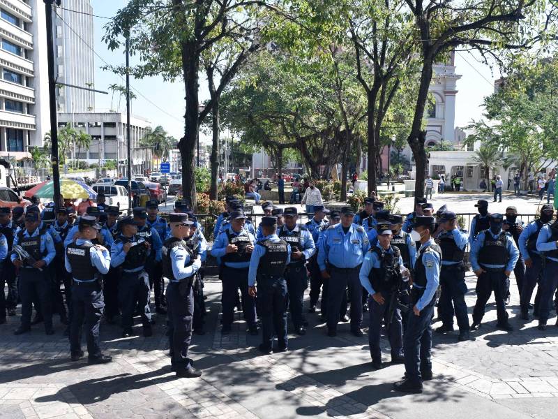 <b><span class=mln_uppercase_mln>PErímetro.</span></b> Son 200 policías que cuidan el palacio municipal