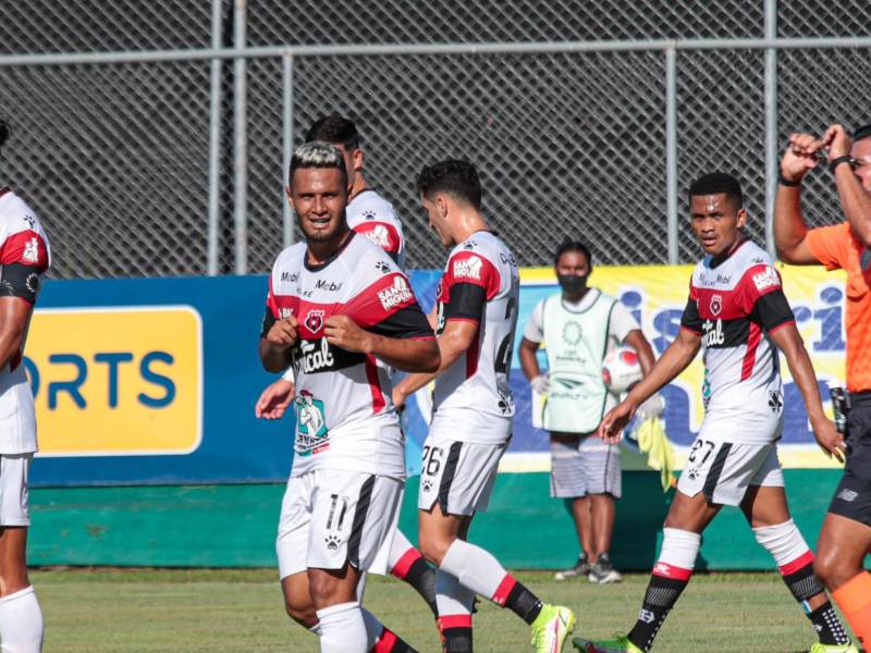 Alex López mostró el escudo del Alajuelense tras marcar su gol.