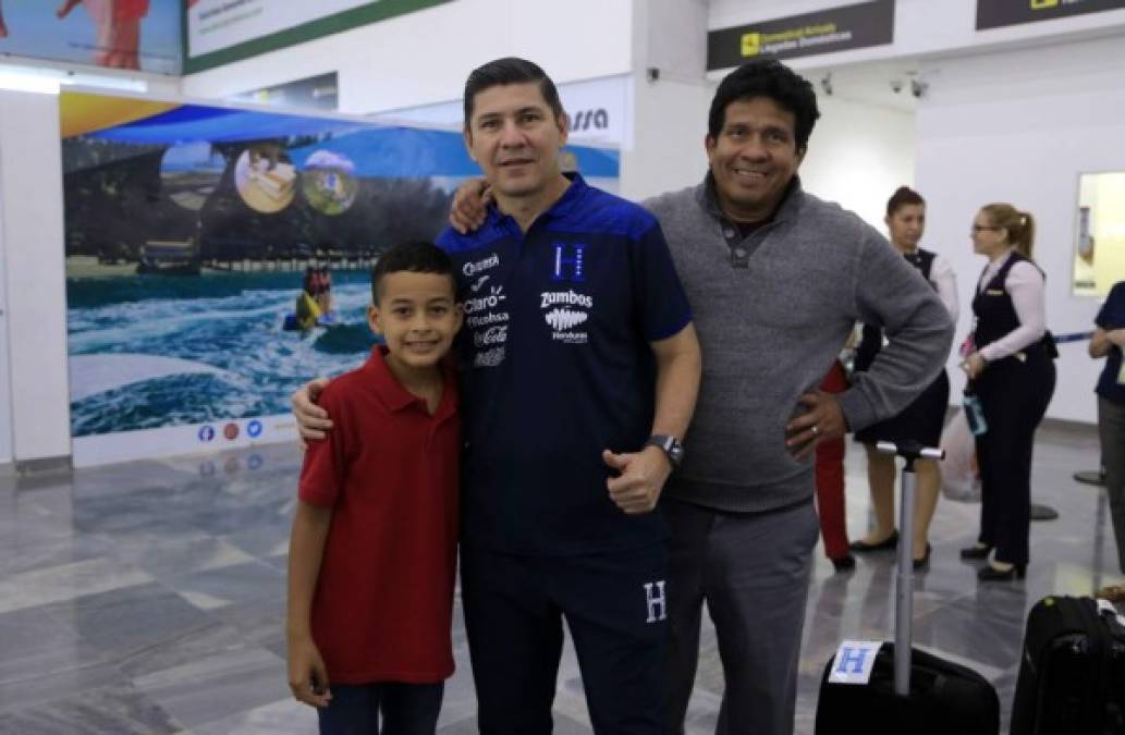 Estos aficionados le pidieron una foto al exjugador Arnold Cruz, asistente técnico de Fabián Coito.