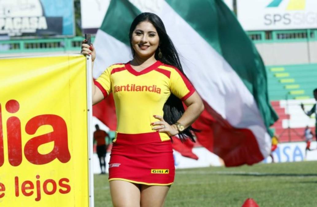 Esta guapa edecán también estuvo en la cancha del estadio Yankel Rosenthal.