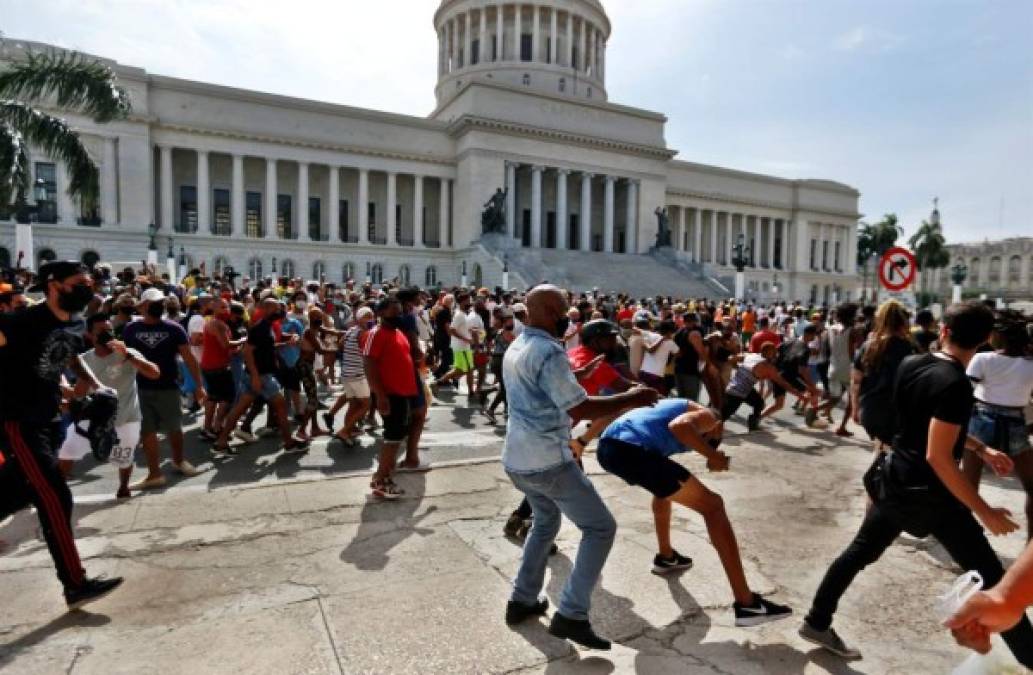 Las protestas, las más fuertes que han ocurrido en Cuba desde el llamado 'maleconazo' de agosto de 1994, se producen con el país sumido en una grave crisis económica y sanitaria, con la pandemia fuera de control y una fuerte escasez de alimentos, medicinas y otros productos básicos, además de largos cortes de electricidad.