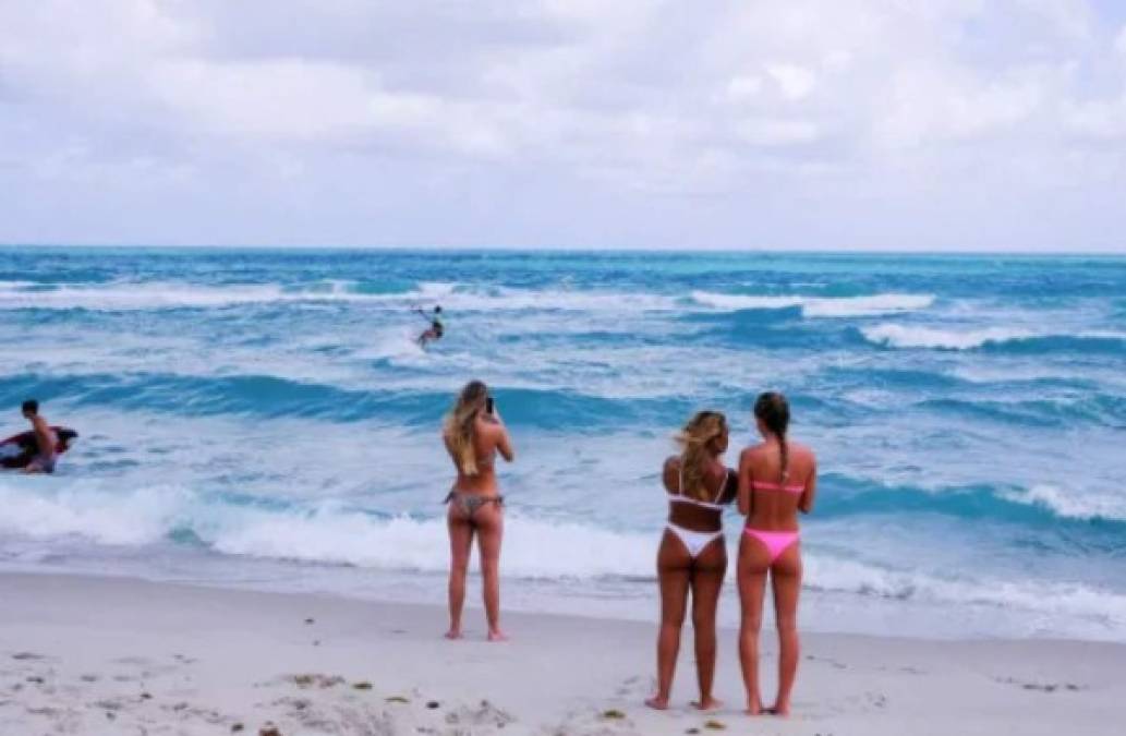 California no es el único estado con sus playas llenas, en Florida, miles de jóvenes realizaron fiestas en las famosas playas de Miami durante el feriado de Spring Break a pesar del alto caso de contagios en esa región.