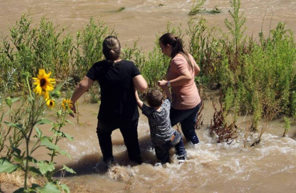 Los agentes fronterizos informaron que rescatan a decenas de migrantes de las fuertes corrientes del río Bravo a diario.