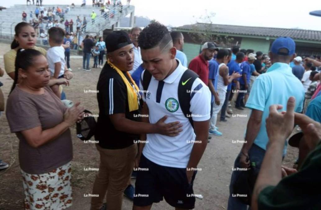 Kene Ulloa abandonó el estadio Marcelo Tinoco de Danlí muy afectado por el descenso.