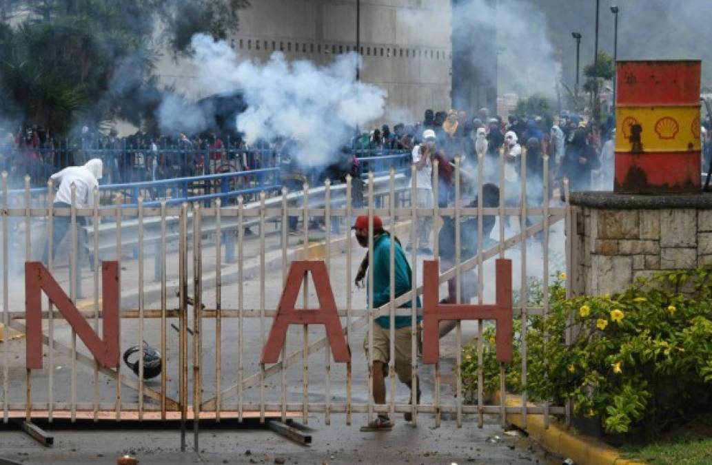 Un oficial de la Policía Nacional indicó a periodistas que a los manifestantes que comenzaban a lanzar piedras y otros objetos a las fuerzas del orden se les advirtió que despejaran las vías porque sino serían desalojados, lo que al final ocurrió. AFP