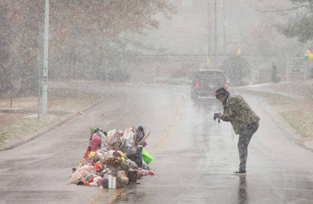 Los pobladores de Ferguson, Misuri, levantaron un memorial en el lugar donde fue asesinado el joven negro Michael Brown a manos de un policía blanco.