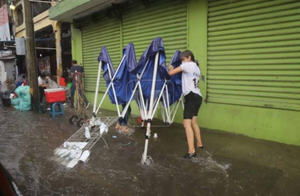 Varios barrios de la perifería sampedrana reportan inundaciones.