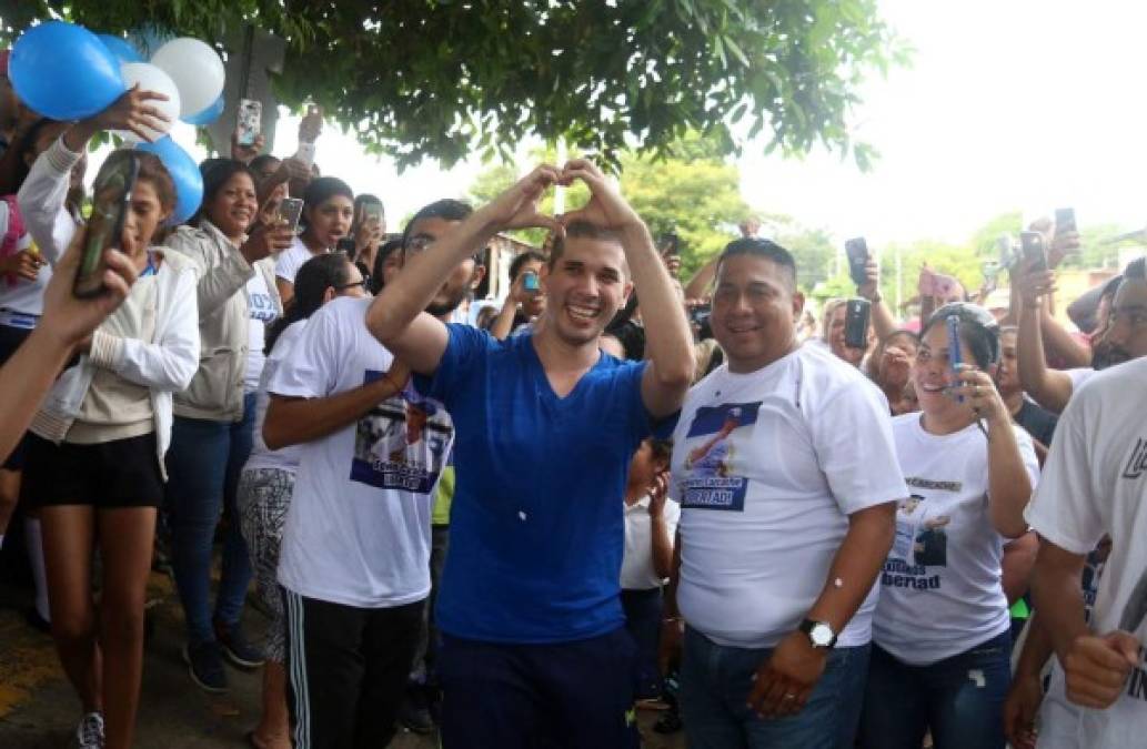 Tras ser liberados, los opositores gritaban consignas como 'Viva Nicaragua libre', 'Patria libre para vivir', 'Justicia', mientras se fundían en abrazos, empuñaban sus manos en señal de victoria y levantaban banderas y entonaban las notas del himno nacional.<br/>