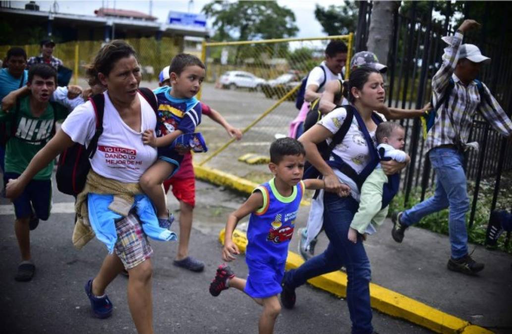 Las madres corren con sus hijos en brazos cruzando la frontera de México. Foto AFP