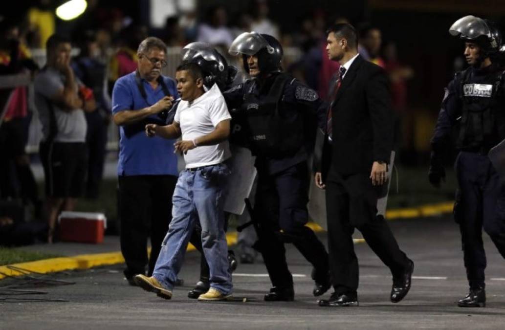 Intruso. Un aficionado entró al campo en los últimos minutos del partido. La Policía lo sacó.