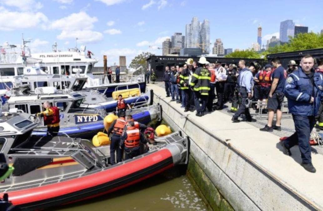'Un helicóptero no alcanzó a aterrizar en el helipuerto en la calle 30 y el río Hudson. El piloto está fuera del agua y el helicóptero ha sido amarrado', explicó en las redes sociales el Departamento de Policía de Nueva York.
