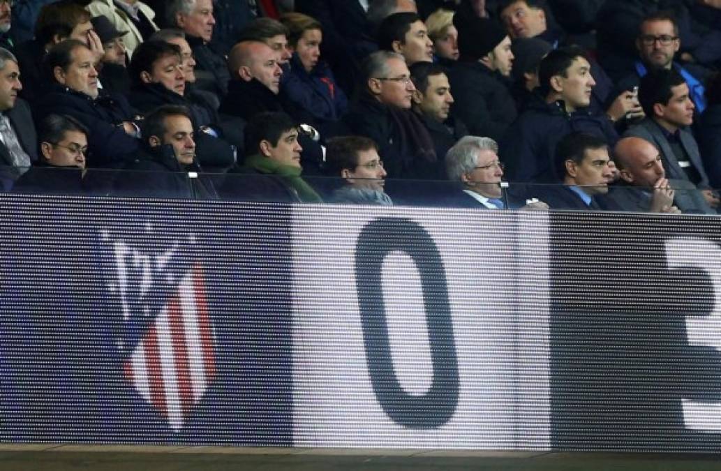 Juan Orlando Hernández, presidente de Honduras (primero de la izquierda), en el palco del Wanda Metropolitano durante el partido Atlético-Barcelona. Foto EFE