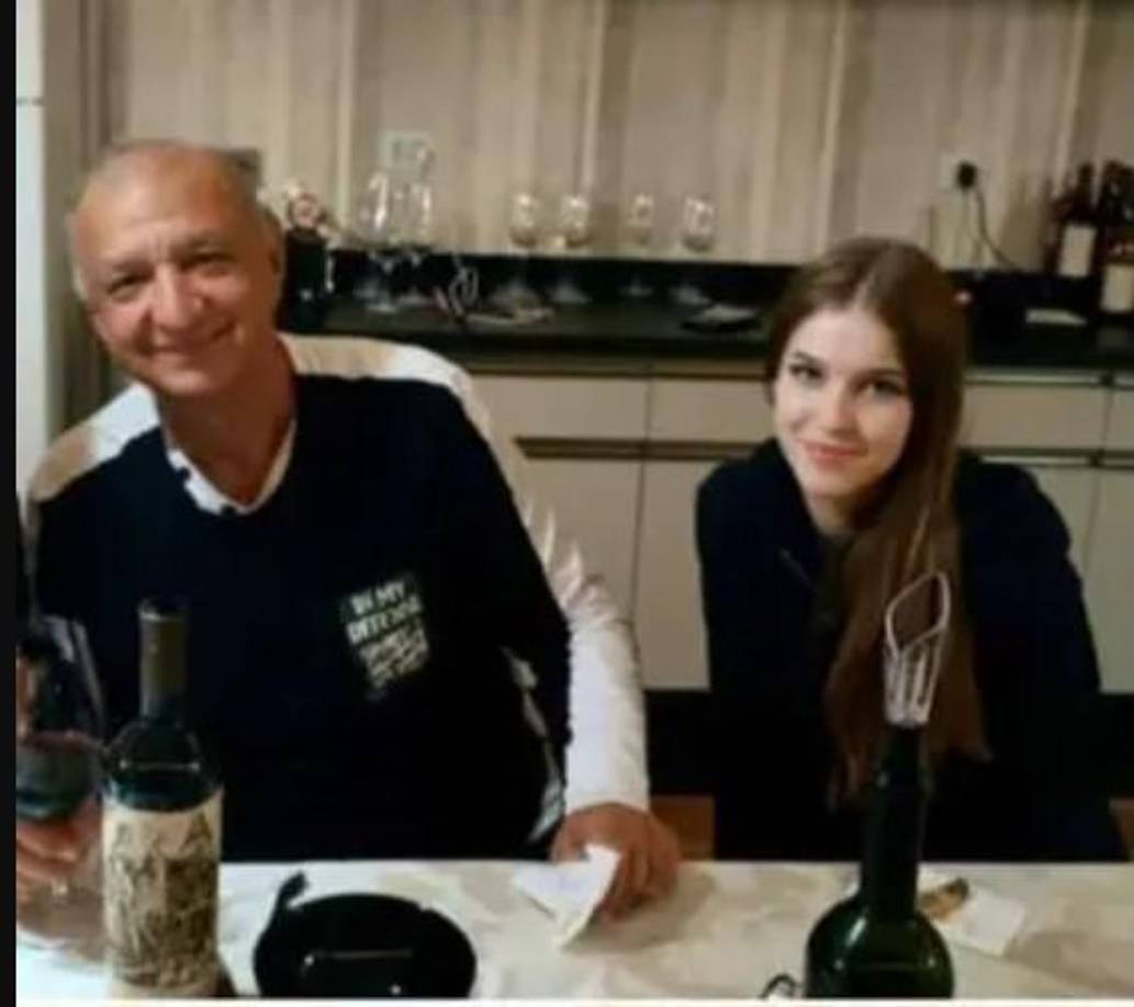 El nombramiento benefició a la madre de la adolescente, que tenía que aprobar la unión de la menor de edad para que la misma tuviese validez legal.