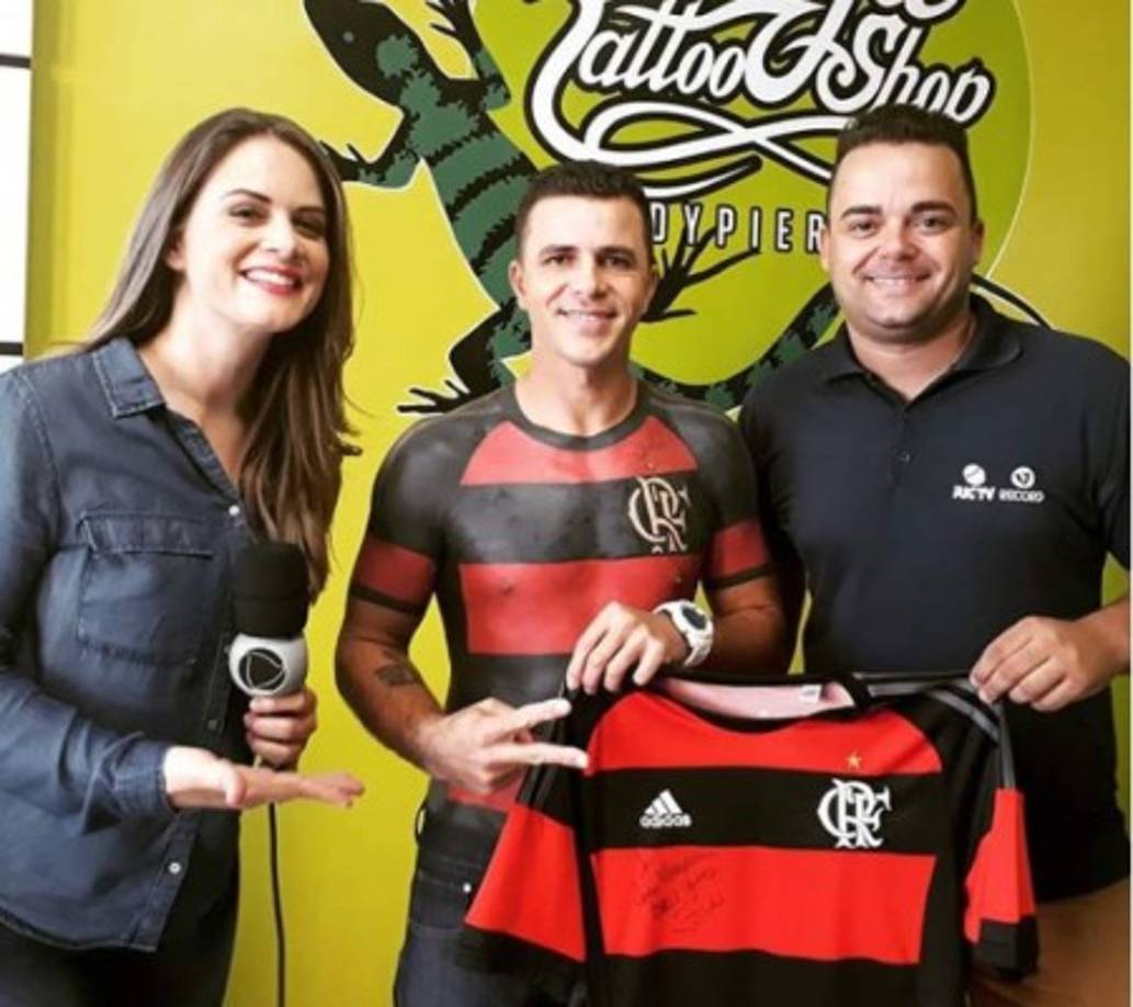 En su cuentra de Instagram, el brasileño ha publicado todo el proceso ( fotos, videos) que le llevó tatuarse la camisa del equipo de sus amores.