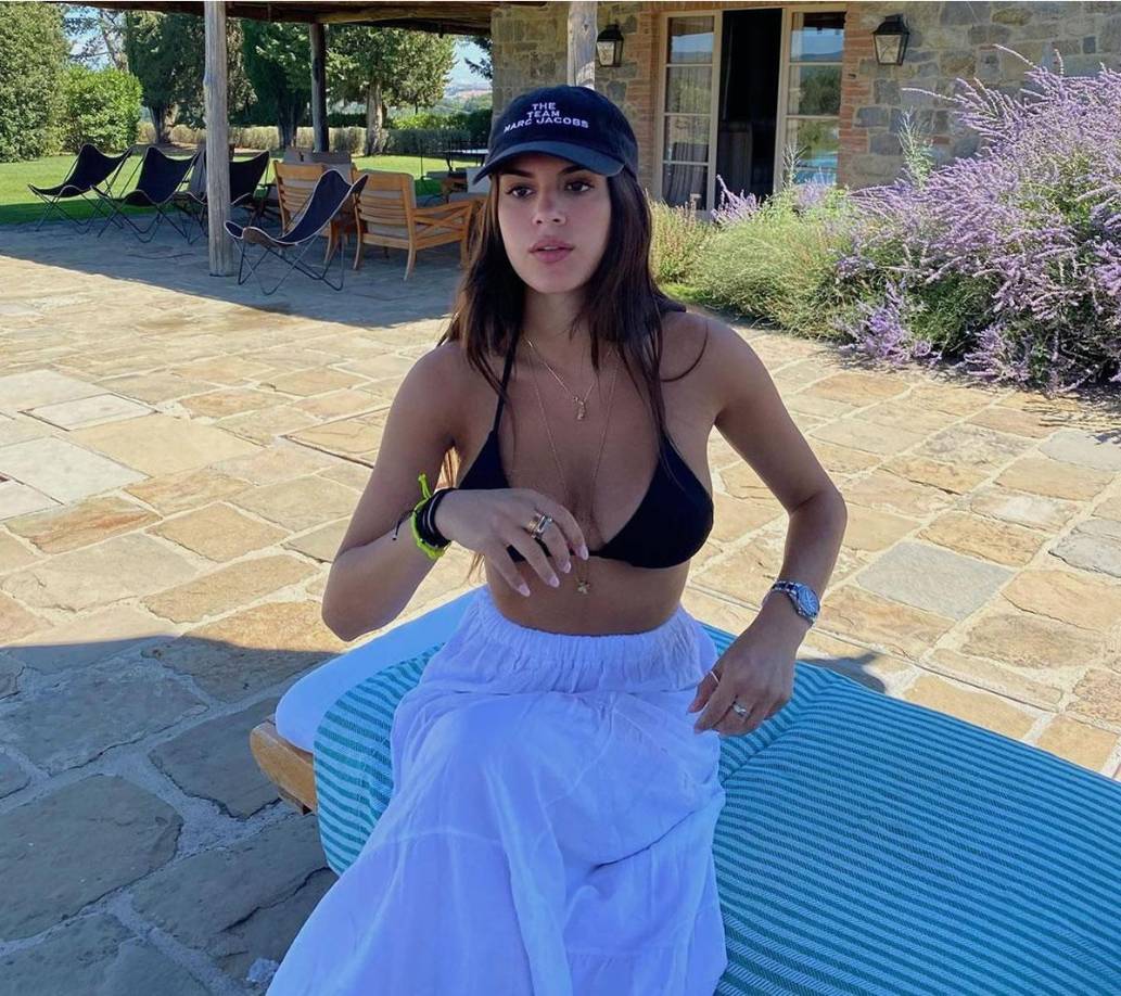 En Inglaterra, ‘The Sun’ la describe como “un icono de estilo español, con fotos glamurosas y alegres de su estilo de vida de la jetset en sus redes sociales” y asegura que “ha ganado un ejército de fans en internet”.