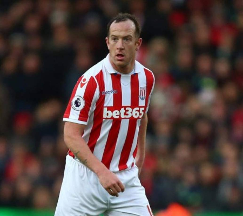 El centrocampista escocés Charlie Adam renueva un año más con el Stoke City. El propio jugador lo ha anunciado en su cuenta de Twitter.