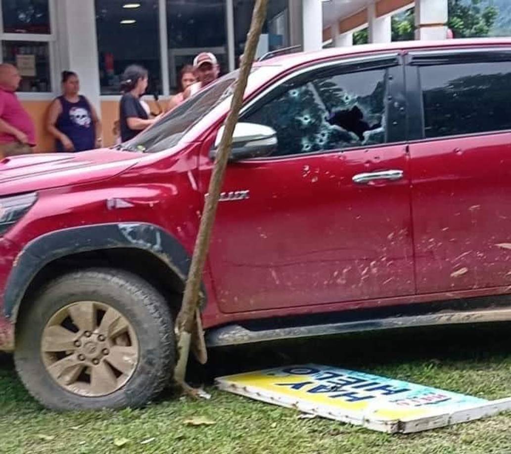 Los ahora occisos se movilizaban en este pickup Toyota Hilux color rojo, cuando fueron sorprendidos por un sicario que sacó su arma y les disparo en varias ocasiones.