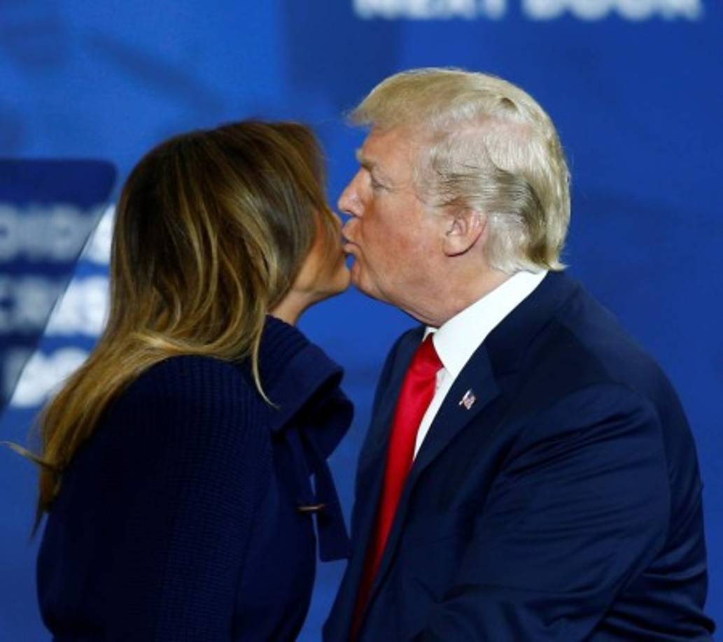 CJX01. MANCHESER (ESTADOS UNIDOS), 19/03/2018.-El presidente de los Estados Unidos, Donald J. Trump, besa a su mujer, Melania Trump, antes de asistir a una reunión para frenar la crisis de opiáceos sintéticos en Manchester, Nuevo Hampshire, Estados Unidos, hoy, 19 de Marzo de 2018. EFE/ Cj Gunther