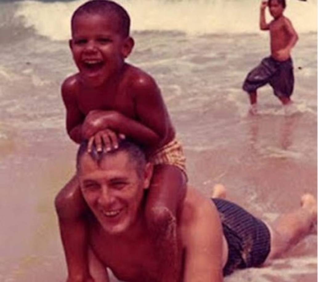 La niñez de Obama fue muy complicada, su padre se separó de su madre cuando él tenía dos años. Aquí con el esposo de su madre.