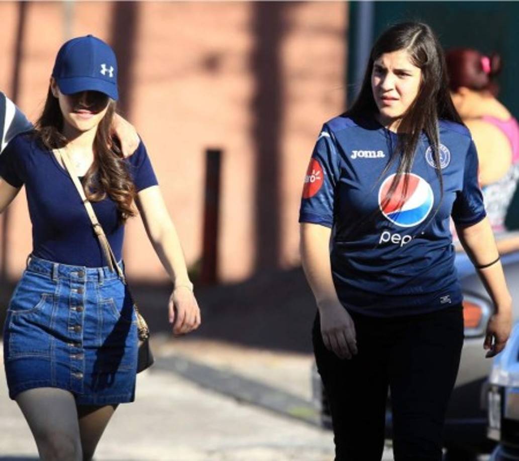 Aficionadas del Motagua llegando al estadio Nacional para el partido contra el Real España.
