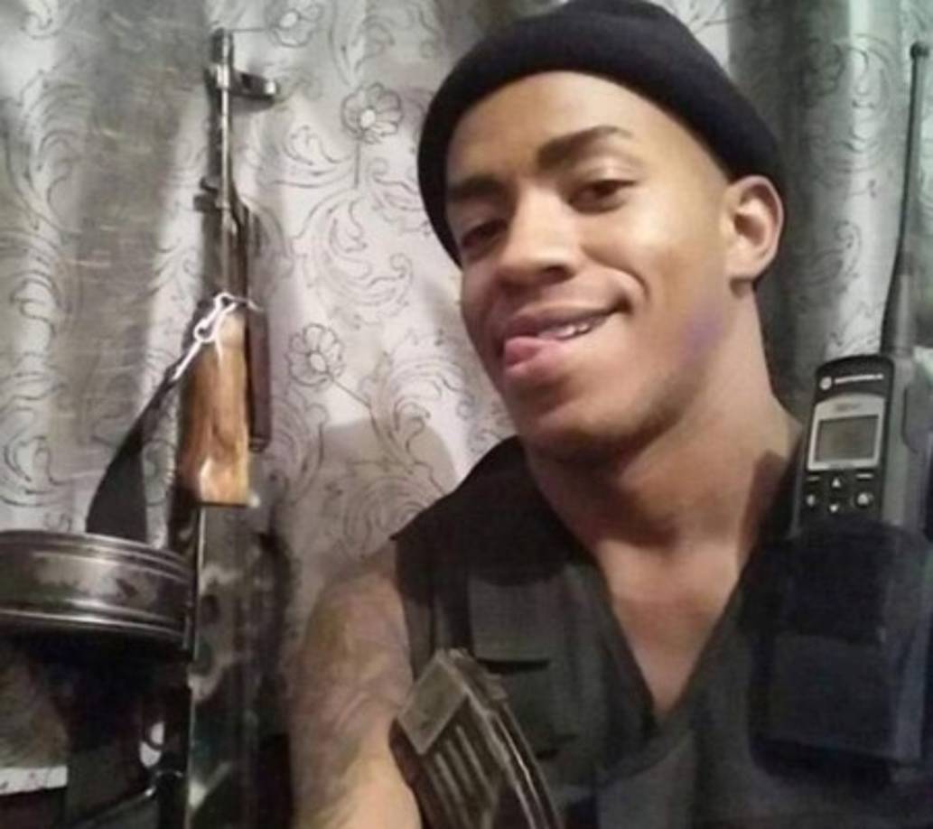 La expareja de la joven, Douglas Donato Pereira fue prófugo de la justicia al ser vinculado a al menos 10 crímenes y torturas durante el tiempo que estuvo a cargo del narcotráfico en la favela de Faz Quem Quer.