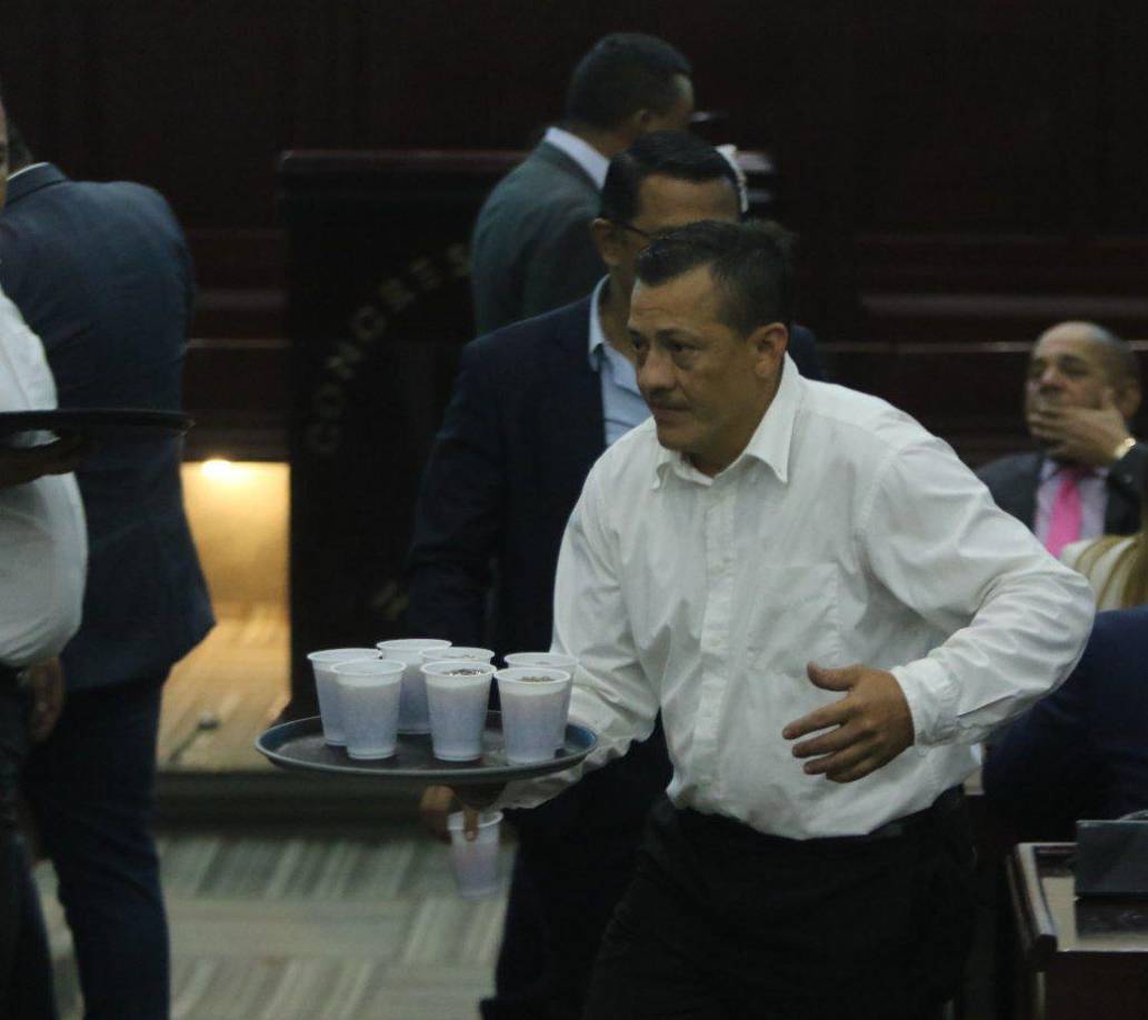 Los magistrados electos son Sonia Marlina Dubón, Roy Pineda, Mario Díaz, Francisca Villela, Rubenia Galeano y Rebeca Obando, por el Partido Libre; Gaudy Bustillo, Anny Belinda Ochoa, Isbela Bustillo, Walter Miranda y Luis Fernando Padilla, del Partido Nacional; y Odalys Nájera, Milton Jiménez, Wagner Vallecillo y Nelson Danilo Mairena, por el Partido Liberal.