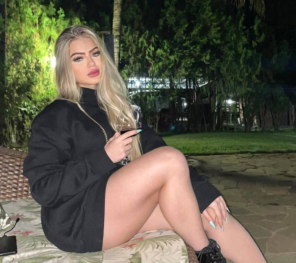 “¿Y luego viene a mi ciudad y no puedo estar con él? Esta gente de Cuiabá es tan estúpida, ¿no? Yo estoy bien. Estoy con un tipo con el que hablo. Soy soltera, Vini es soltero. ¿Ni siquiera puedo estar con el tipo en paz?”, expresó la modelo.