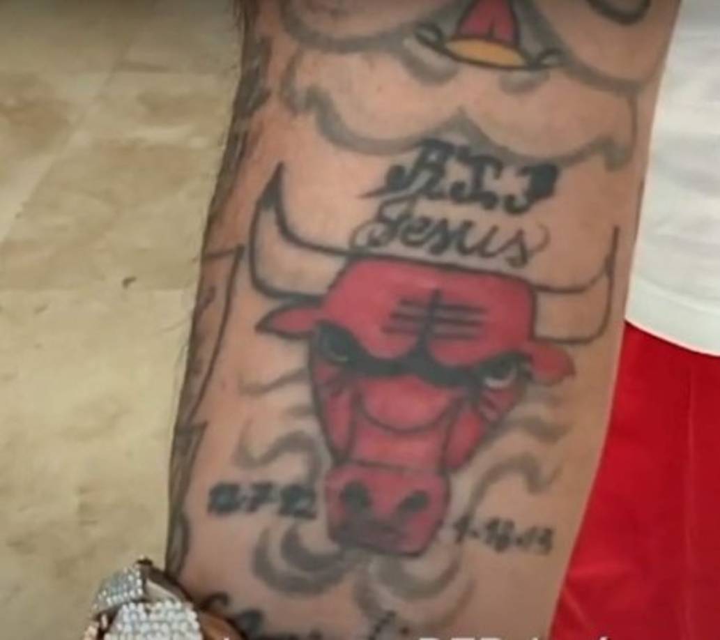 Anuel destacó que un de sus tatuajes favoritos es el que conmemora a su fallecido amigo. Este el toro de los Chicago Bulls con el texto “RIP Jesús” (Descansa en Paz Jesús) el nombre de su mejor amigo. El diseño también incluye la fecha de nacimiento y la de muerte del joven.
