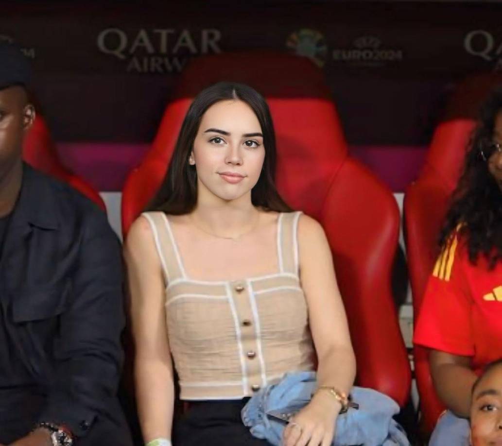 Otra de las pruebas sería un vídeo que hay circulando por las redes sociales en el que el padre de Lamine Yamal celebra un gol frente a Francia en la grada y a su lado parece estar Alex Padilla. Justamente esta foto de la chica es desde el banquillo de un estadio de Alemania en la Eurocopa, fue después del duelo que España ganó a los franceses con el joven jugador elegido MVP.