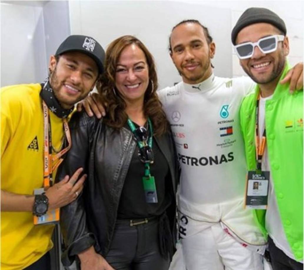 La mamá de Neymar se condea con personalidades del deporte, como el piloto de Fórmula Uno, Lewis Hamilton, y el futbolista Dani Alves.