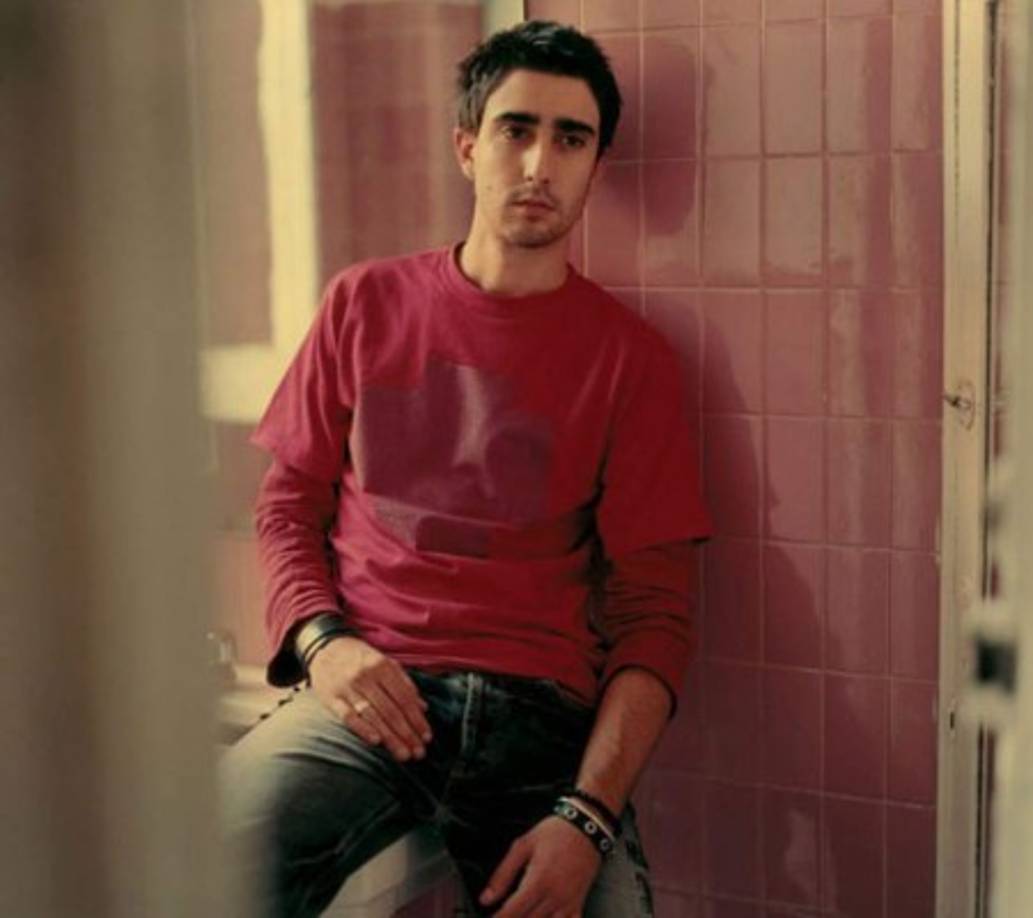 A los quince años empezó a componer música por pura diversión, más tarde encontró una enorme pasión y decidió ser artista.