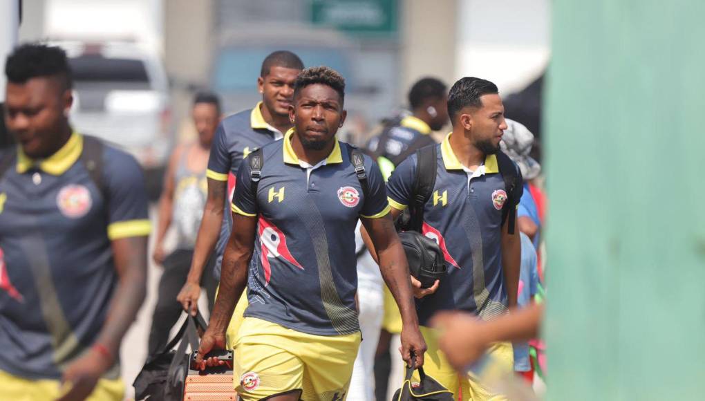 Los futbolistas del Génesis arribaron una hora y media antes al inmueble olanchano. Ellos tienen la ventaja en la serie.