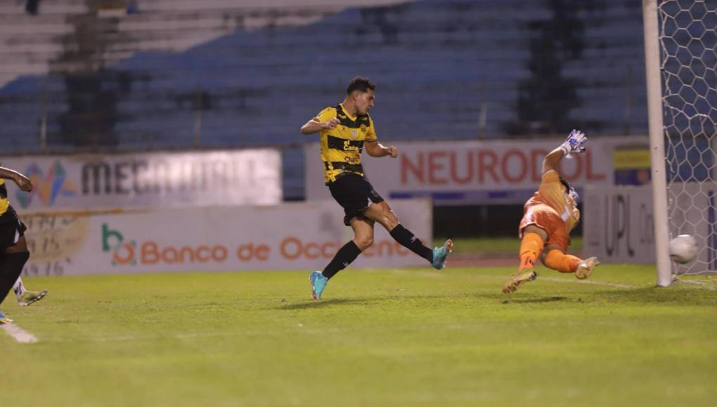 El lanzamiento lo cobró Jhow Benavídez, quien en doble remate liquidó la portería del charrúa Rodrigo Rodríguez, que atajó en primera instancia en el 45+1’. 