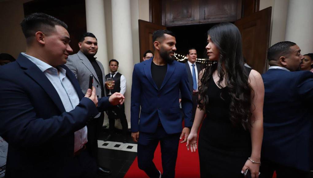 La esposa de Jorge Álvarez también estuvo presente en la GALA de los Premios DIEZ 2023. “Estoy muy contento por estar nominado en dos categorías”, dijo el jugador de Olimpia.