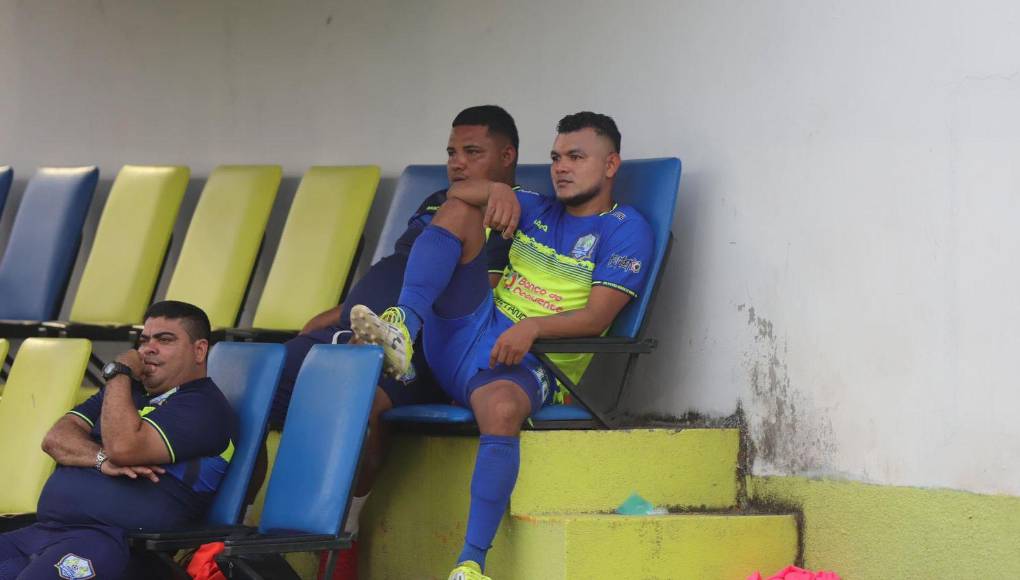 La reacción de Mario Martínez desde la banca de suplentes luego de salir de cambio en el segundo tiempo. 