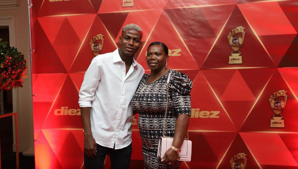 Julián Martínez, futbolista del Olimpia, en compañía de su madre en la Gala de los Premios DIEZ 2023. 