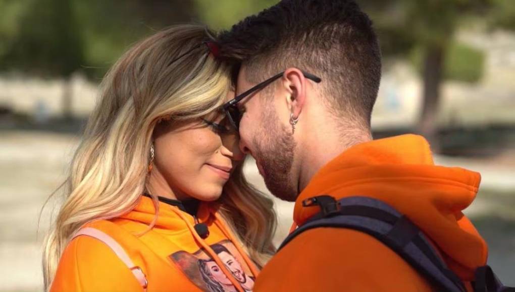 Andreína Bravo, de 27 años, es una cantante de música urbana nacida en Ecuador que comenzó su carrera musical con el dúo Libra junto a Carlos Lira en el 2018 y se lanzó como solista en el 2021, ese año ganó el reality “El poder del amor” con Miguel Melfi.