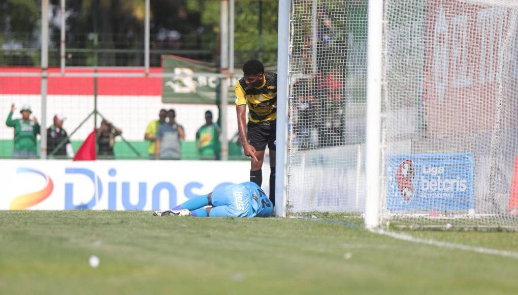 Alexy Vega quería reventar las redes del Real España. Incluso, encontró la pelota en los linderos de la zona de peligro del cuadro aurinegro, globeó la esférica, sin embargo, López alcanzó la caprichosa chocando su cabeza en el poste derecho.