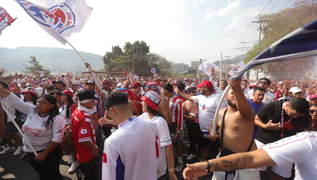 Cientos de aficionados arribaron al Estadio Nacional para apoyar al Olimpia ante Marathón en la gran final. 