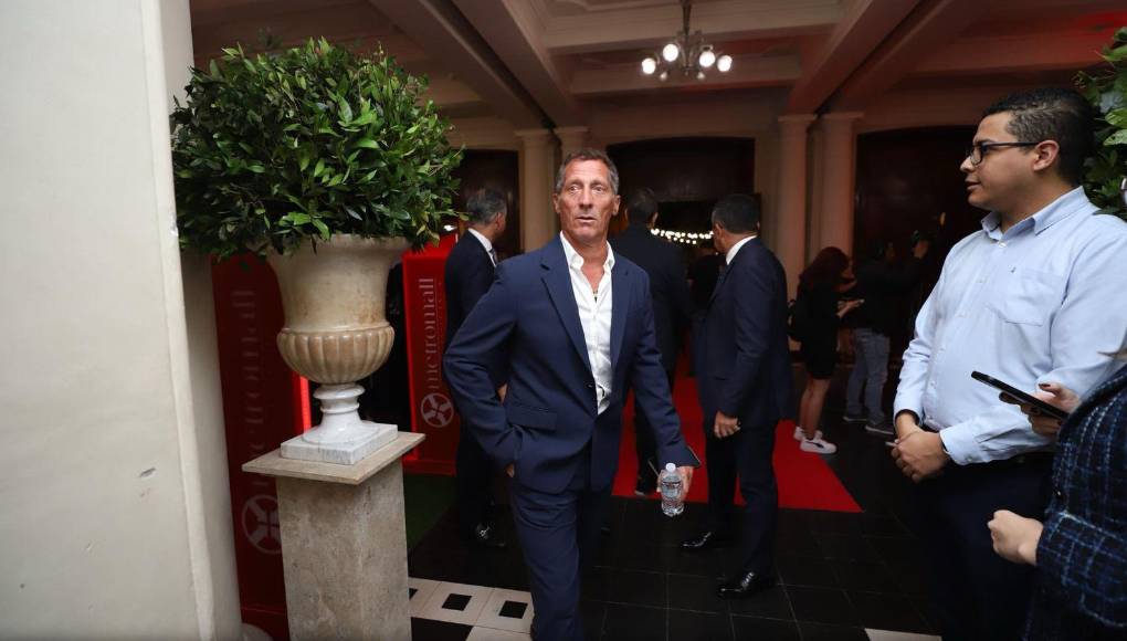 ¡Qué elegancia! Pedro Troglio lució un tremendo look en la gala de los Premios DIEZ 2023. 