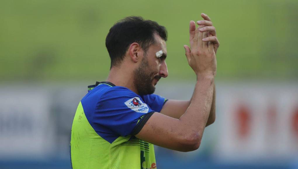 Los futbolistas del Olancho FC no ocultaron su decepción y tristeza tras quedar fuera de las semifinales. 