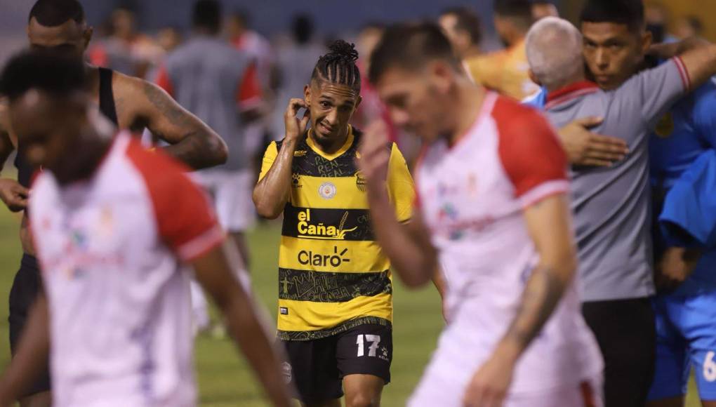 La decepción de los jugadores de Real España tras el resultado negativo ante Real Sociedad.