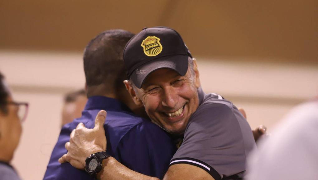 El enorme abrazo entre Jhon Jairo López (DT de Real Sociedad) y Miguel Falero (DT de Real España) en la previa del partido. 
