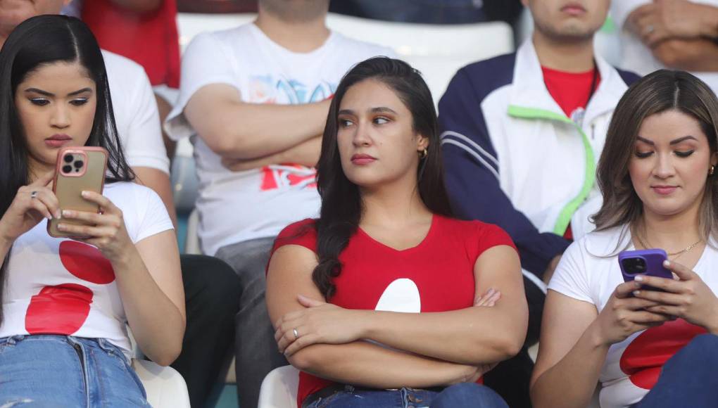 Las bellas chicas que engalanaron en la previa del Olimpia vs Real España. 