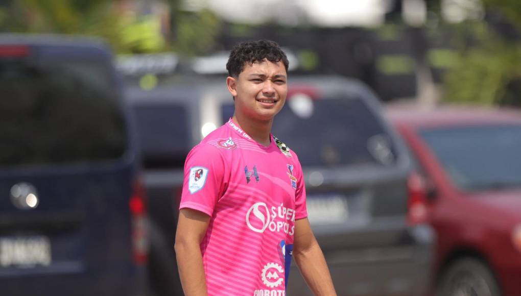 El chico que llegó con la camiseta de los Lobos e la UPNFM, que salvó su categoría tras vencer al Vida.